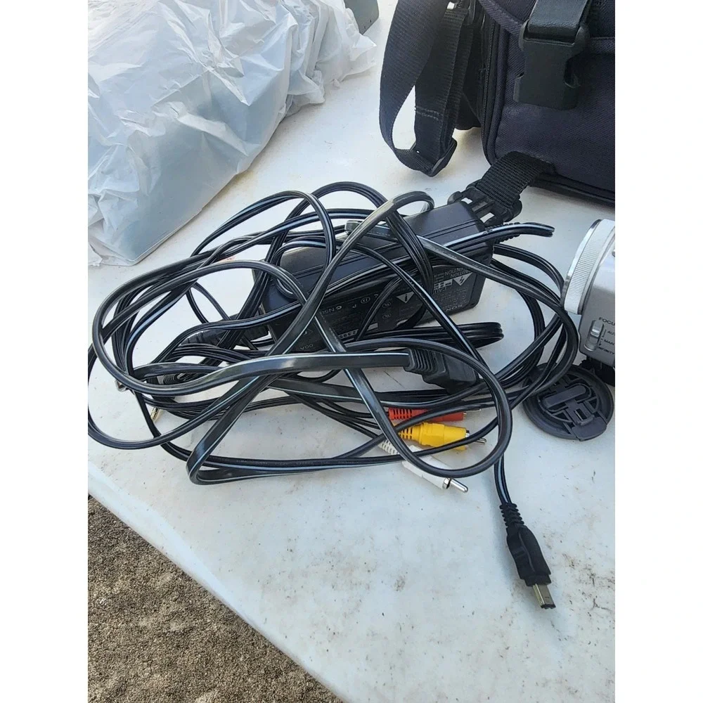 Sony Handycam DCR-TRV11 Digital Camcorder Carl Zeiss Lense, Tested W/ Cords, Bag